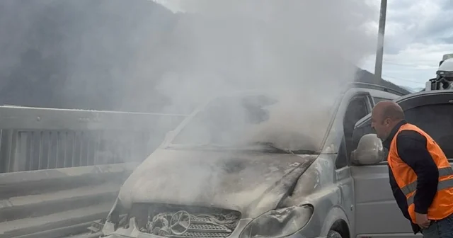 Motor kısmından alev alan minibüs yandı Bolu Haberleri