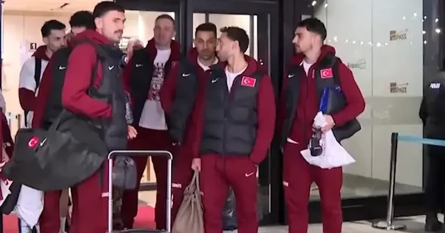 Dünya Kupası’na yükselen A Milli Takım İstanbul’a coşkuyla döndü VİDEO İZLE