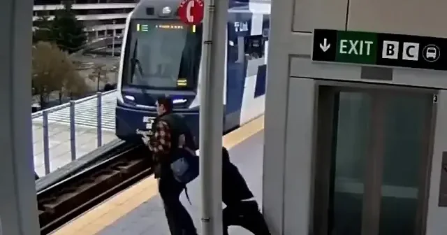 Yolcuyu trenin altına itmeye çalıştı VİDEO İZLE