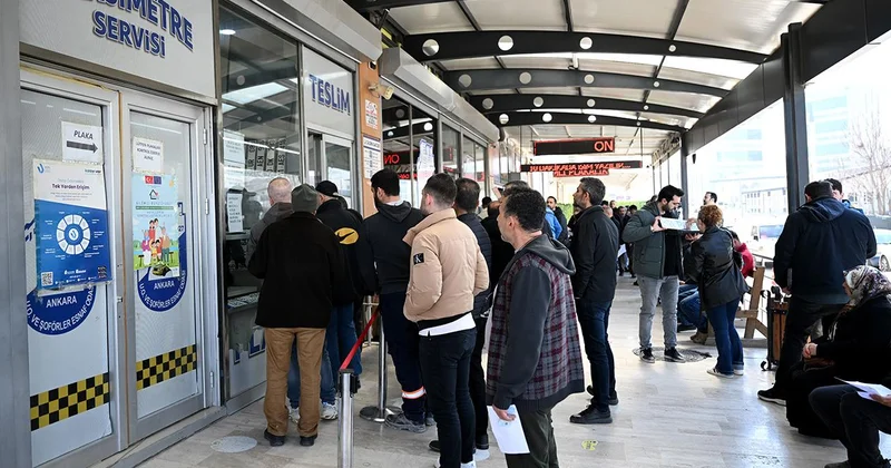 Plaka basım atölyeleri önünde kuyruk oluştu