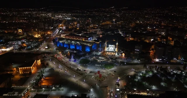 Tarihi Kayseri Kalesi ve saat kulesine otizm farkındalığı Kayseri Haberleri