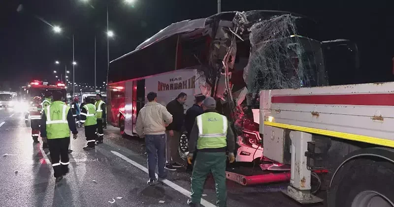 Sancaktepe de seyir halindeki yolcu otobüsü TIR a çarptı: 10 yaralı