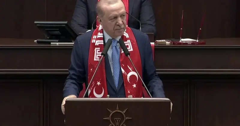 Cumhurbaşkanı Erdoğan grup toplantısına Ay Yıldızlı atkıyla katıldı, sözleri salonu coşturdu