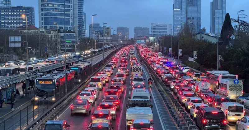 İstanbul da yollar kırmızıya döndü Sözcü Gazetesi