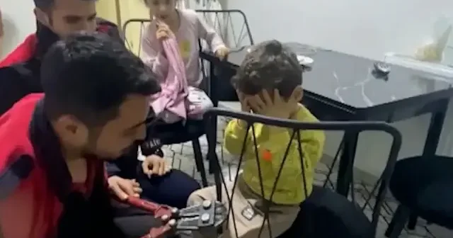 Osmaniye’de itfaiyeci baba oğlunu sıkıştığı sandalyeden kurtardı VİDEO İZLE