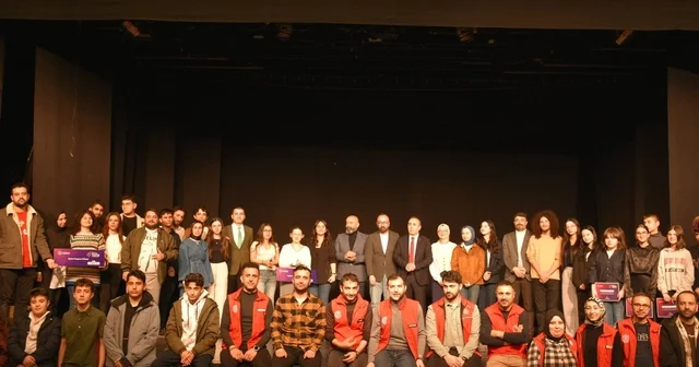 Tiyatro yarışmasında ipi Demir Ateşi göğüsledi Erzurum Haberleri