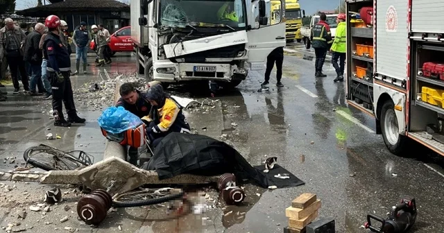 Kazada kamyonun devirdiği beton elektrik direğinin altında kalan bisikletli öldü Aydın Haberleri