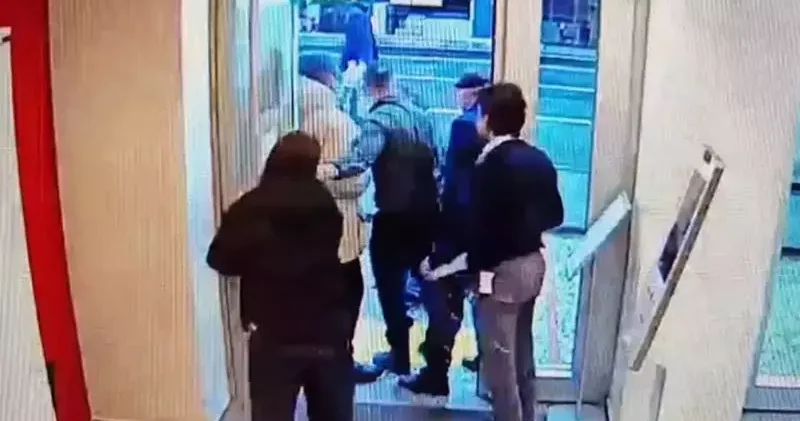 Beşiktaş’ta silahlı saldırganın bankayı bastığı anlar güvenlik kamerasında: Tutuklandı