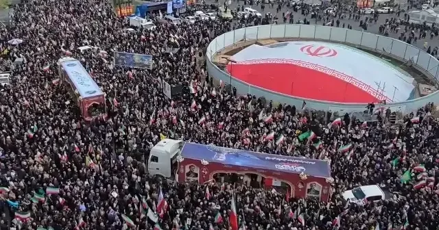 ABD İsrail saldırısında ölen Devrim Muhafızları Komutanı için cenaze töreni düzenlendi VİDEO İZLE