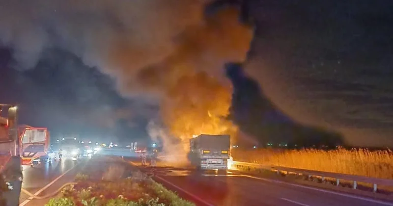 Alevler tırı sardı, Karacabey Bursa karayolunda ulaşım durdu
