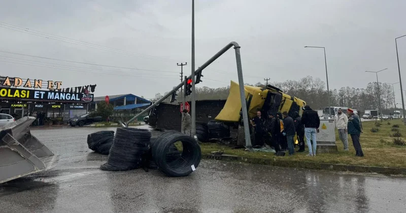 Samsun da demir yüklü tır devrildi: 1 yaralı