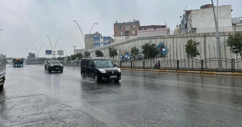 Şanlıurfa da dolu ve sağanak: Yollar göle döndü