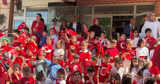 Osmaniye de minik öğrencilerden el emeği bayrak sergisi Osmaniye Haberleri
