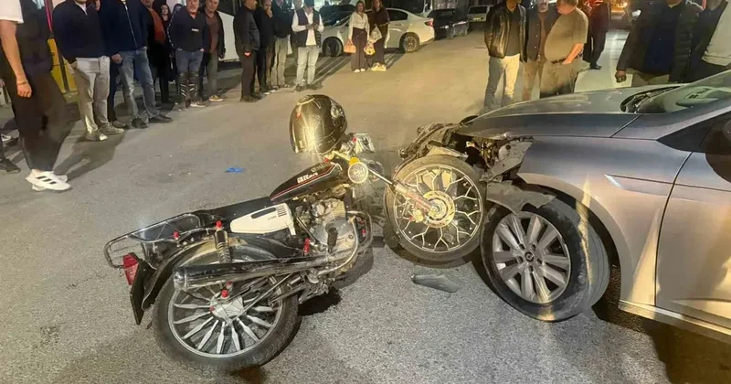 Otomobilin motosikletle çarpıştığı kaza güvenlik kamerasında