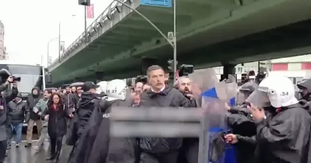 Mecidiyeköy de arbade! TİP başkanı Erkan Baş polis barikatlarına saldırdı