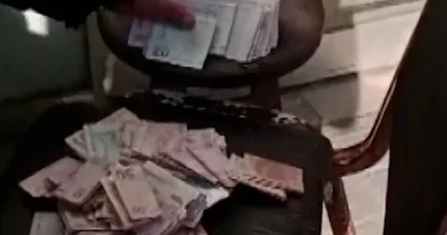 Dilencinin üzerinden çıkan para say say bitmedi VİDEO İZLE