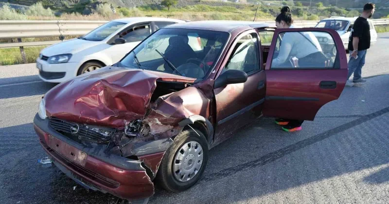 Kırıkkale de iki otomobil çarpıştı: Üç kişi yaralandı Gündem Haberleri