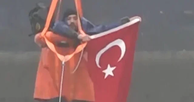 Sakarya’da zorlu kurtarmanın finalinde gururlandıran an: Karaya ayak basarken Türk bayrağı açtı VİDEO İZLE