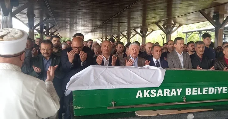 Yemek yaparken kıyafeti tutuşan kadın hayatını kaybetti