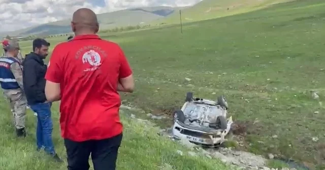 Elazığ da otomobil şarampole devrildi: 3 yaralı Elazığ Haberleri