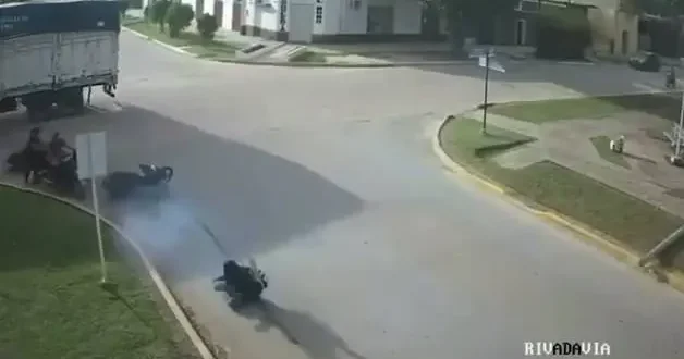 Arjantin de kamyonun kopardığı kablo motosikletliye dolandı