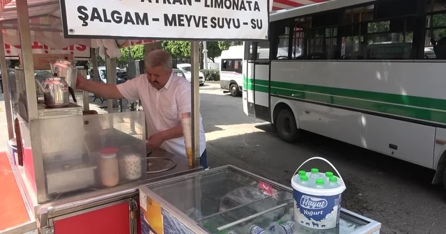 1 Mayıs ta çalışan seyyar satıcı: İşçi bayramında en çok işçiler çalışıyor Adana da 1 Mayıs ta işçiler sahada Adana Haberleri