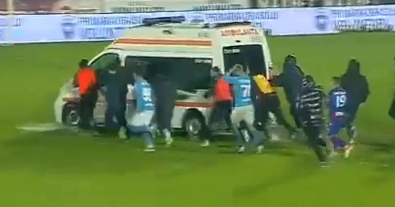 En sonunda bunu da gördük! Sahaya giren ambulansı futbolcular itti
