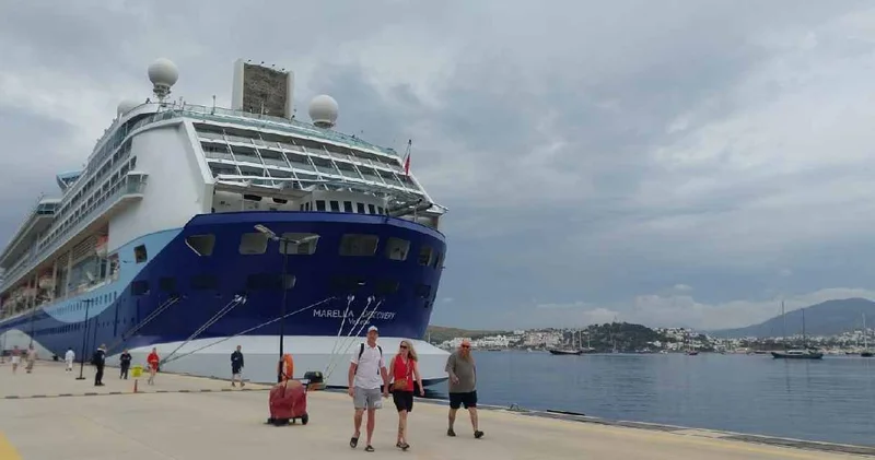 Kruvaziyer ilçeye geldi! Turistler tarihi yerleri gezmek için limandan ayrıldı