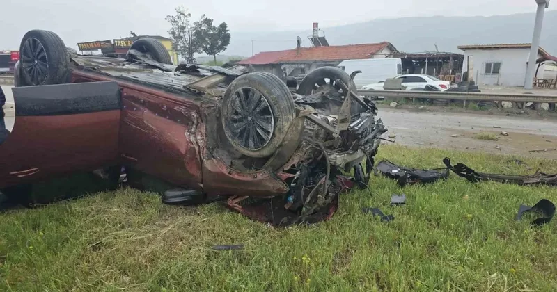 D100’da refüje çarpan cip yatakla attı: 4 yaralı