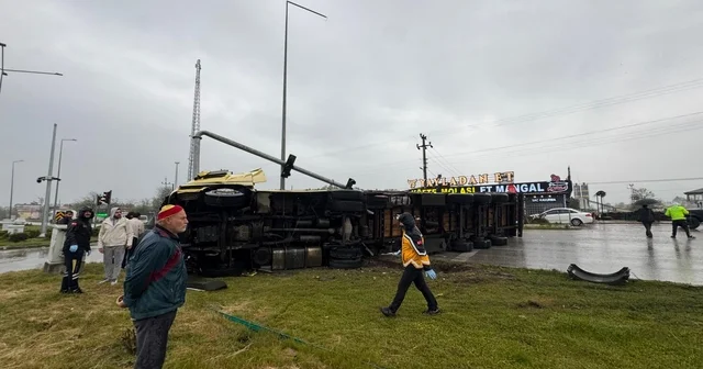 TIR aydınlatma direğine çarpıp, devrildi; 1 yaralı Samsun Haberleri