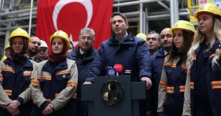Bakan Bayraktar işçilerle 1 Mayıs’ı kutladı, dev yatırımı duyurdu