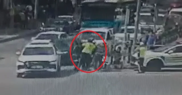 Nefes borusuna cisim kaçan moto kurye, polislerin heimlich manevrası ile hayata tutundu; o anlar kamerada Kayseri Haberleri