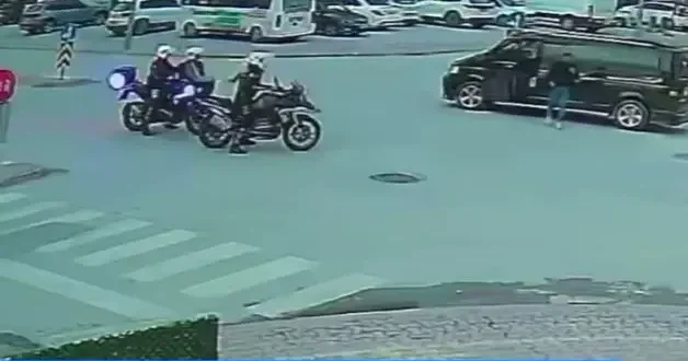 Trafikte polislerden hayat kurtaran müdahale: Saniyelerle yarıştılar