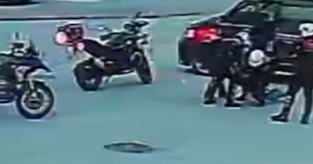 Araç kullanırken boğazına erik kaçan sürücü polisin Heimlich manevrasıyla kurtuldu VİDEO İZLE