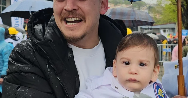 Madenci kıyafetli bebek Zonguldak taki 1 Mayıs yürüyüşünün simgesi oldu Zonguldak Haberleri