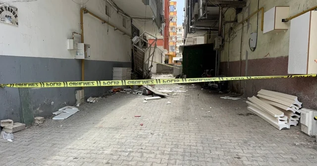 Şanlıurfa da film sahnesi gibi kurtarma operasyonu İnşaata asansör faciası: Balkonda asılı kalan işçi dakikalarca kurtarılmayı bekledi Balkon demirleri kesilerek işçi kurtarıldı Şanlıurfa Haberleri