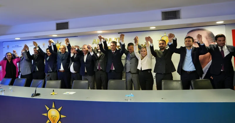AK Partiye katılan Serik Belediye Başkanı ile meclis üyelerine rozetleri takıldı Son dakika haberleri