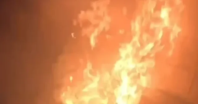 Diyarbakır da bir iş yerinde çıkan yangın çıktı: Söndürülme anı kask kamerasında VİDEO İZLE