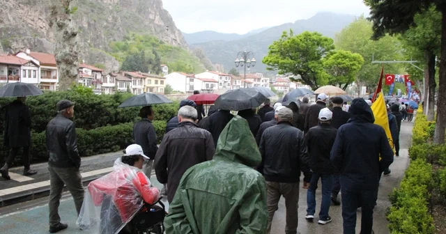 Amasya da yağmur altında 1 Mayıs yürüyüşü Amasya Haberleri