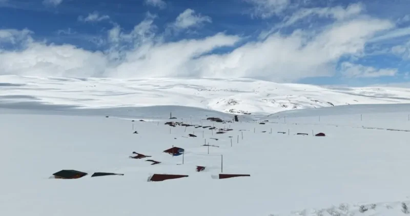 Mayısın ilk günü yağan kar 2 metreyi aştı, sıcaklık eksi 1 e düştü