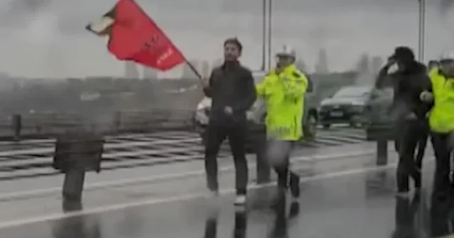15 Temmuz Şehitler Köprüsü nde korsan eylem: Trafiği kesmek isteyen gruba polis müdahale etti VİDEO İZLE
