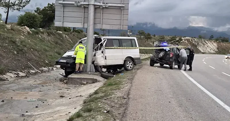 Minibüs, otomobile ve tabela direğine çarptı: 1 ölü