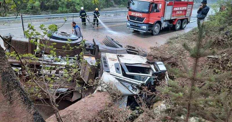 Sinop’ta kum yüklü kamyon devrildi
