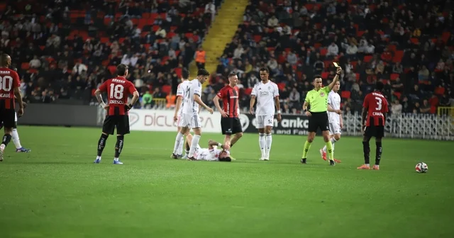 Trendyol Süper Lig: Gaziantep FK: 0 Beşiktaş: 2 (İlk yarı) Gaziantep Haberleri