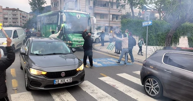 Muğlaspor a taraftarlardan meşaleli karşılama Muğla Haberleri