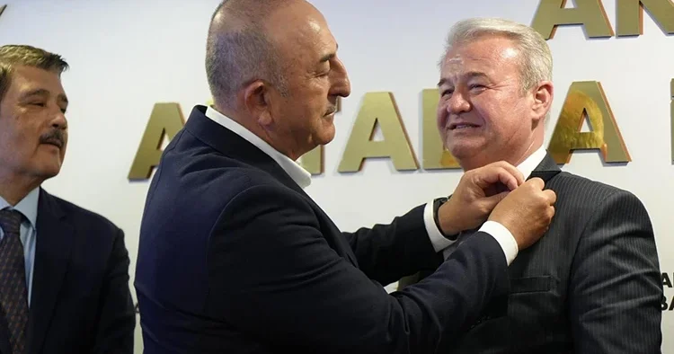 AK Parti ye geçtiler: Törenle rozetleri takıldı