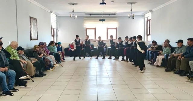Öğrencilerden huzurevi sakinlerine renkli program Bayburt Haberleri