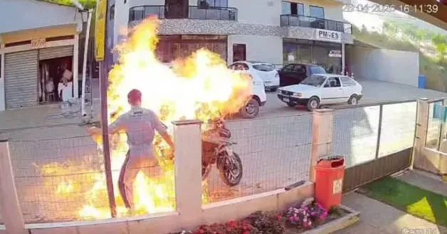 Brezilya da motosikletini yakmak isteyen öfkeli oğul annesini alevler içinde bıraktı