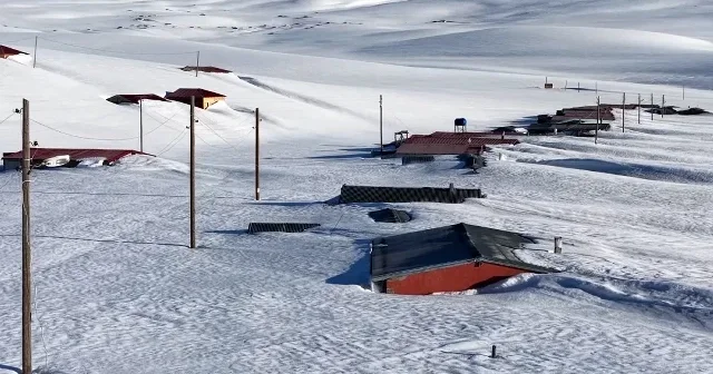 Ardahan’da yayla evleri kara gömüldü VİDEO İZLE