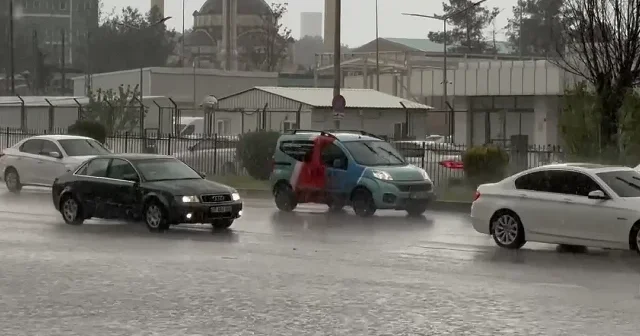 Gaziantep te sağanak: Sürücüler zor anlar yaşadı VİDEO İZLE